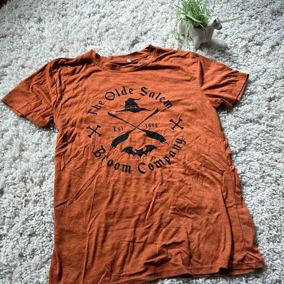 Tops - The Olde Salem Brewing Co Witch Witchcraft beer brewery vintage orange t…